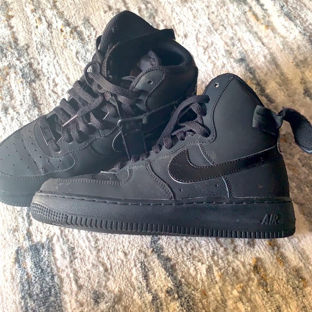 ALL BLACK NIKE AIRFORCES IN GREAT CONDITION.